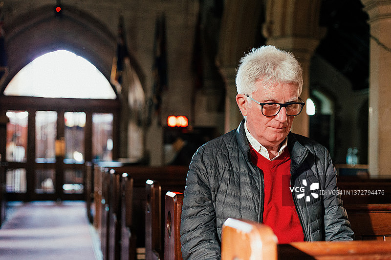 老人在教堂祈祷图片素材