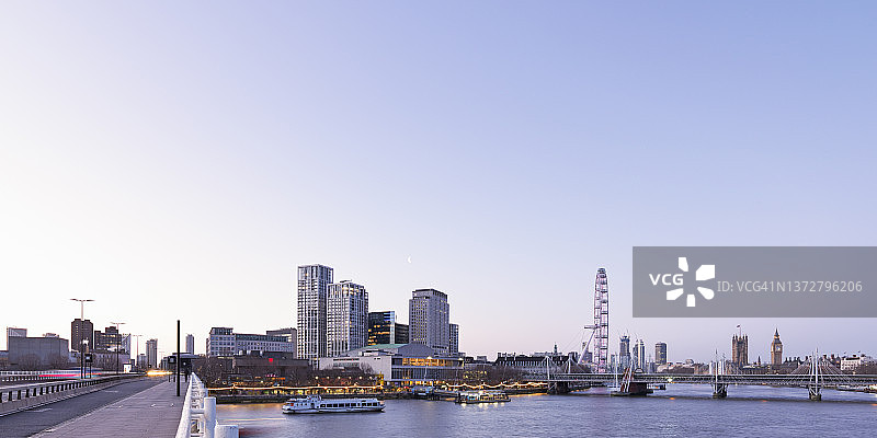 伦敦南岸和威斯敏斯特暮光天际线全景图片素材