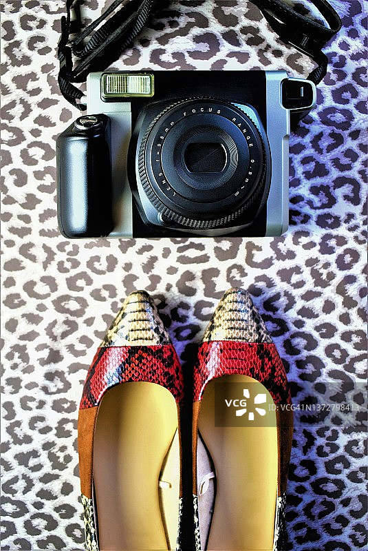 印花背景上的照相机和复古鞋图片素材