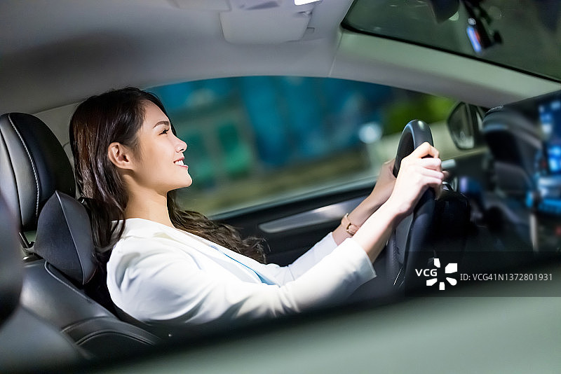 驾驶汽车的商务女性图片素材