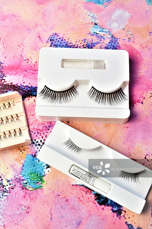 彩色背景上的假睫毛图片素材