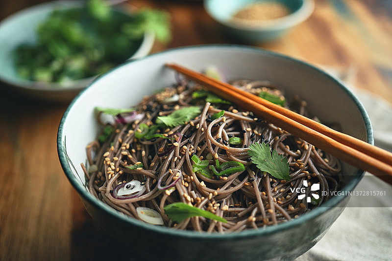 配有芝麻、香菜和酱油的荞麦面图片素材