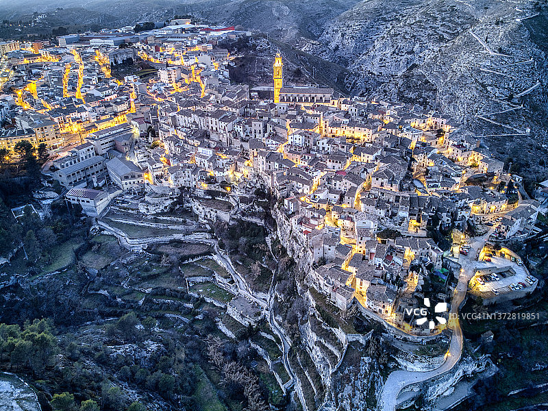 日落时分，山上中世纪建筑村庄房屋的鸟瞰图。博凯伦特镇。图片素材