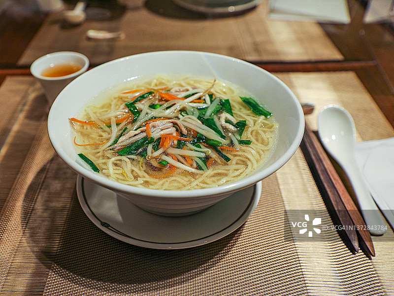 东京上海餐厅的清汤中华荞麦面图片素材
