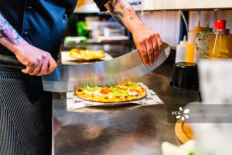 烘焙师切披萨图片素材