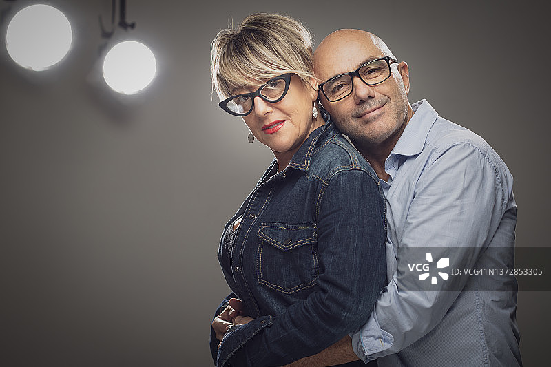 男人从背后拥抱女人肖像图片素材