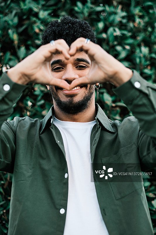快乐的非洲裔男人用手比心图片素材