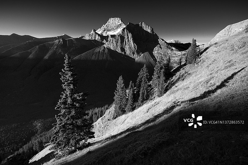 路易斯希德山和风塔，弓河谷荒野省立公园，加拿大艾伯塔省日出图片素材