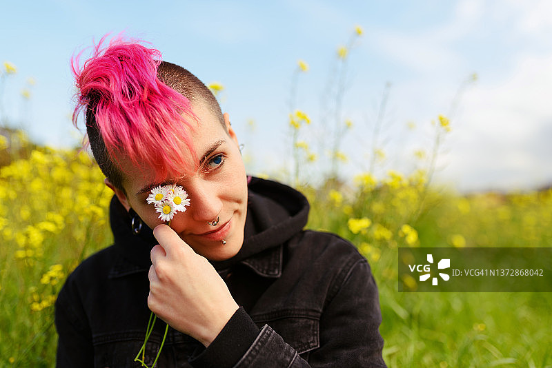 春天花丛中的女孩图片素材