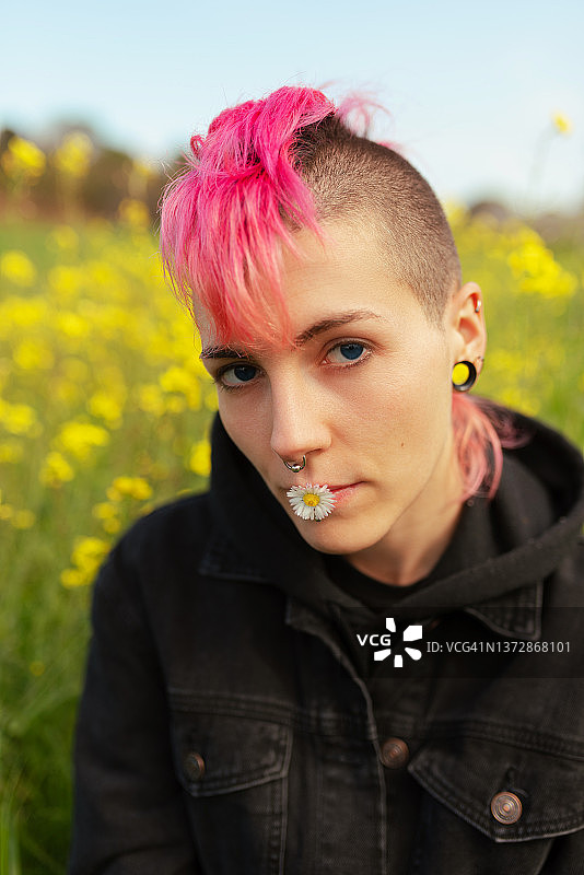 春天花丛中的女孩图片素材