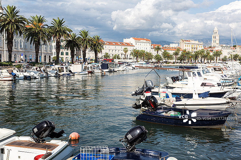 斯普利特的里瓦海滨树木林荫大道图片素材