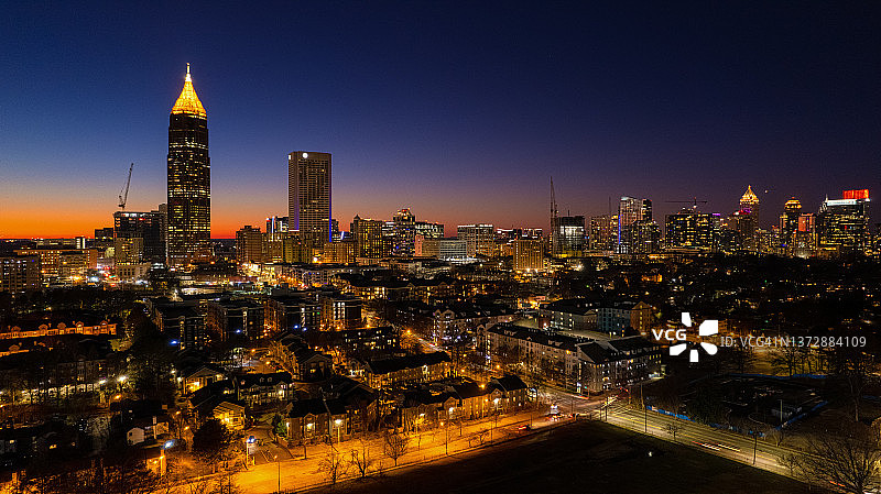 亚特兰大市中心暮色时分的广角镜头图片素材