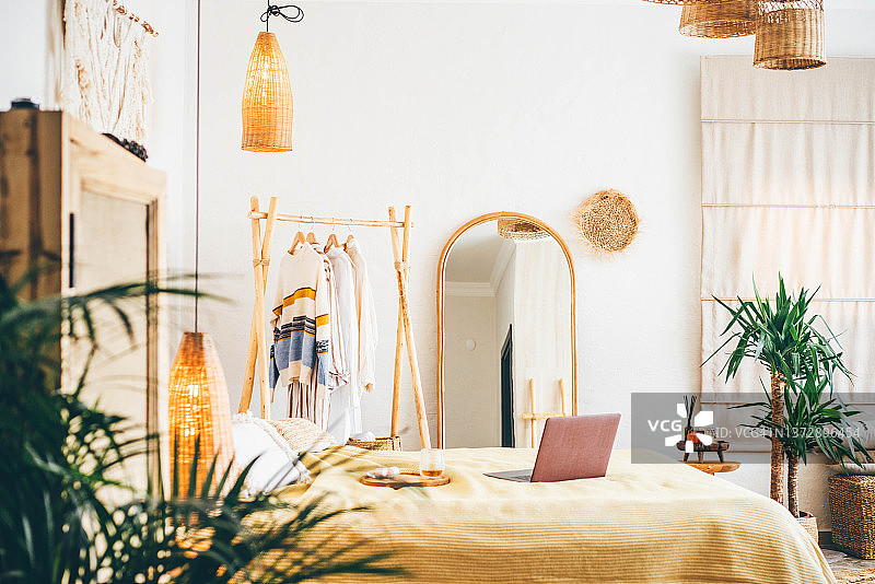 家中镜子附近衣架上悬挂的衣服图片素材