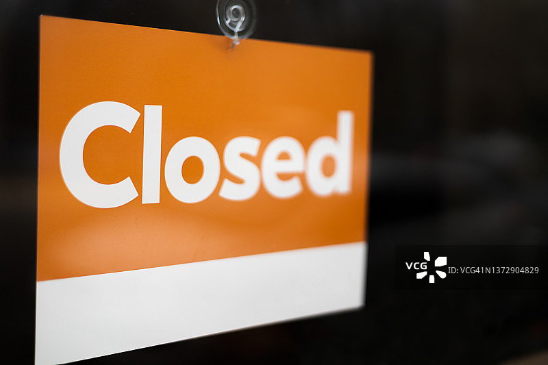 零售店橱窗上的暂停营业标牌图片素材