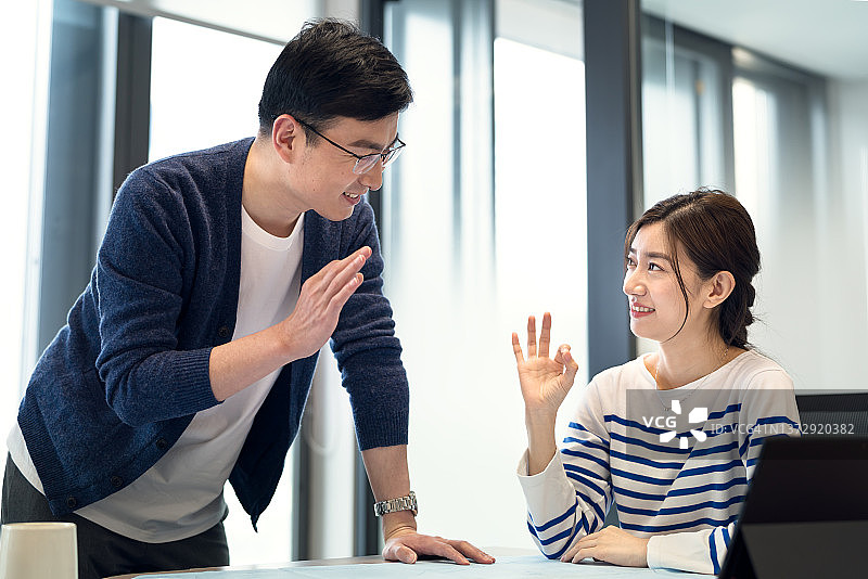 商务人士在办公室庆祝图片素材