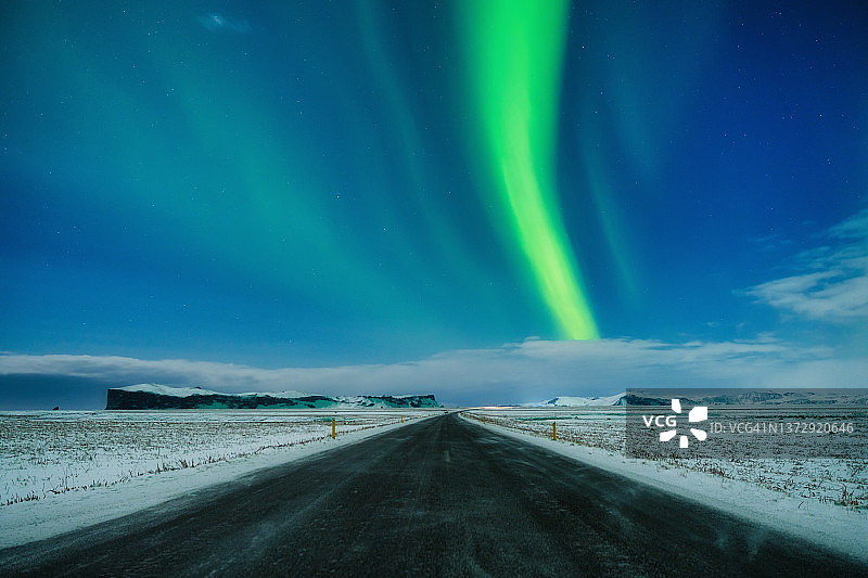 冰岛的北极光：道路上空的北极光，冬季夜景图片素材