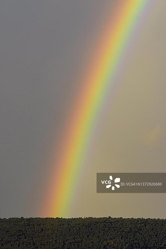 德国巴伐利亚Grossheubach夏日彩虹图片素材