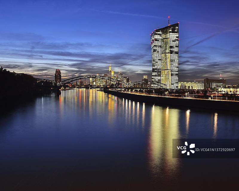 夜幕下的法兰克福天际线与欧洲中央银行，德国黑森州图片素材