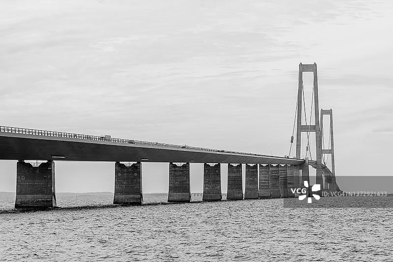 丹麦芬岛西兰岛大贝尔特桥街道和铁路桥图片素材