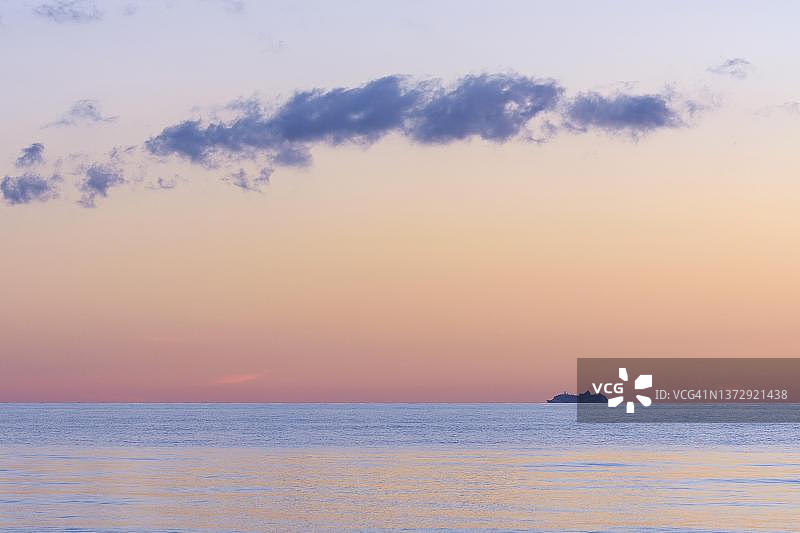 黄昏时分的游轮，位于丹麦西兰岛图片素材