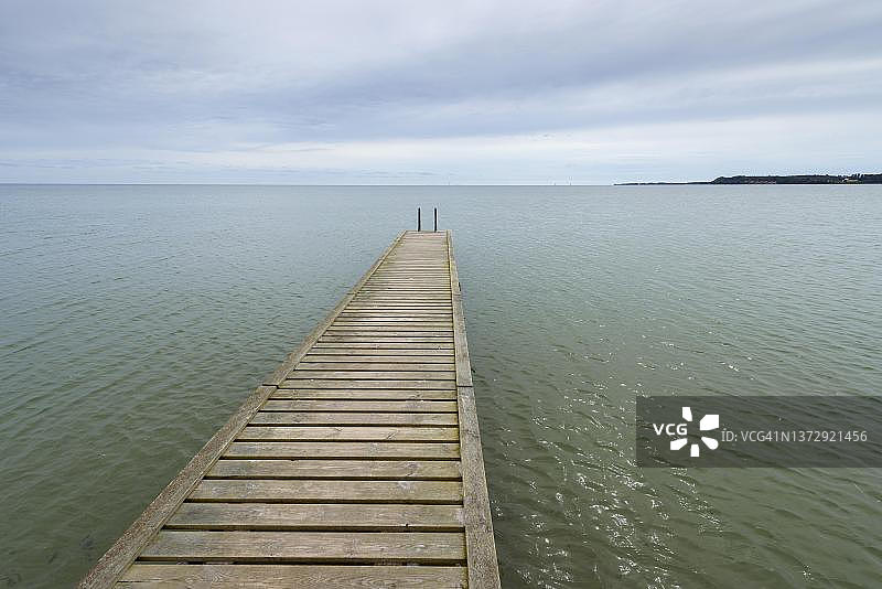 木制码头，位于丹麦菲英岛斯托海峡的克泰明讷图片素材