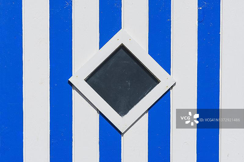 丹麦西兰岛卡特加特海峡格ribskov Kommune Vejby Strand海滩小屋的窗户图片素材