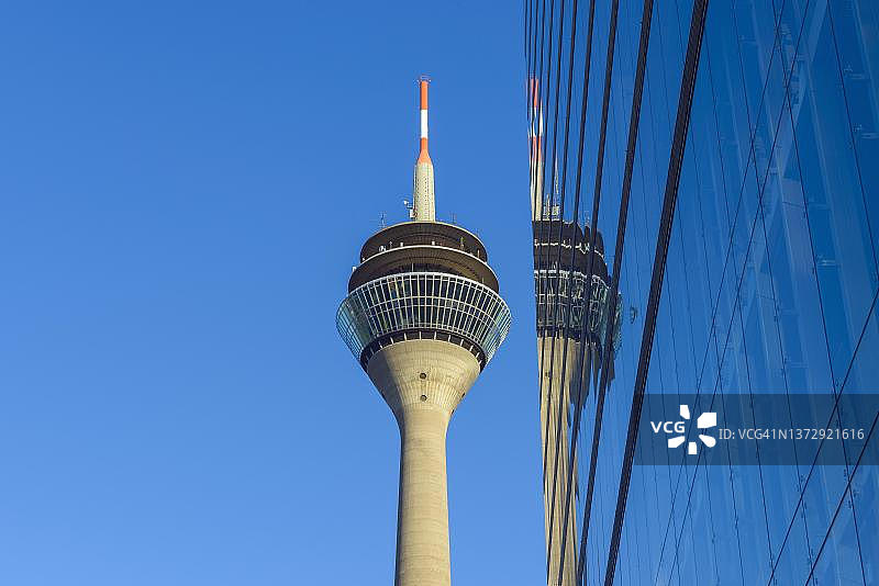 德国北莱茵-威斯特法伦州杜塞尔多夫的莱茵塔、电信塔和城市之门办公楼图片素材