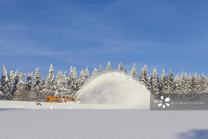铲雪机清理道路，德国巴登-符腾堡州弗莱堡图片素材