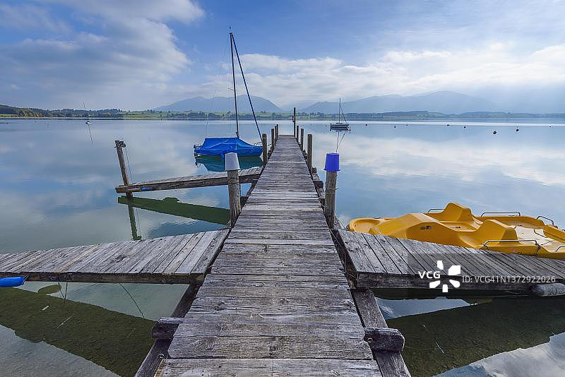 福尔根湖的木制码头与船只，位于德国巴伐利亚图片素材