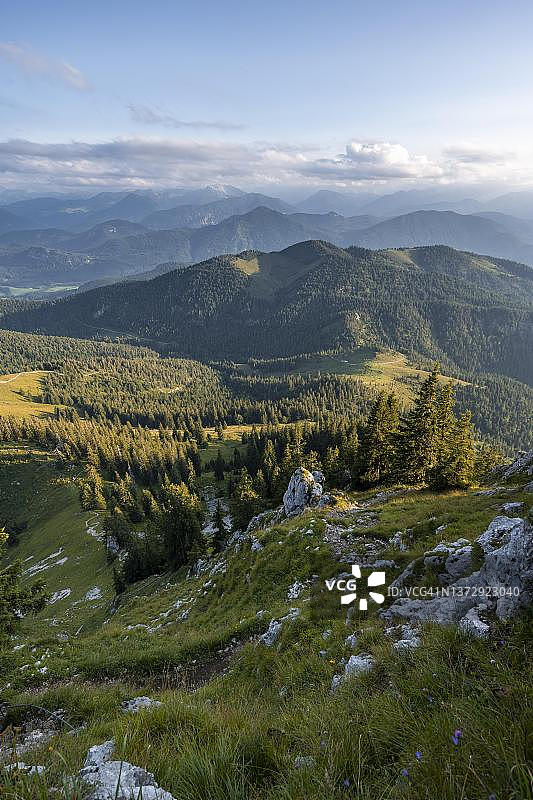 山脉和景观：徒步前往贝内迪克滕万德，巴伐利亚阿尔卑斯山前景观，德国巴伐利亚图片素材