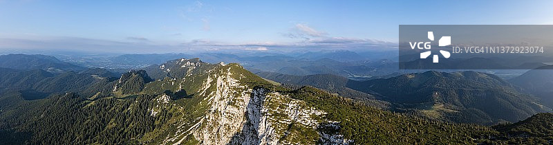 德国巴伐利亚阿尔卑斯山麓的贝内迪克滕万德山脉和景观航拍图片素材