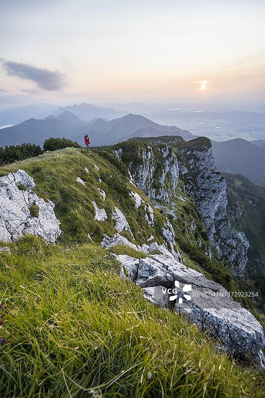 徒步者观赏贝内迪克滕万德山脉和巴伐利亚阿尔卑斯山麓风光图片素材