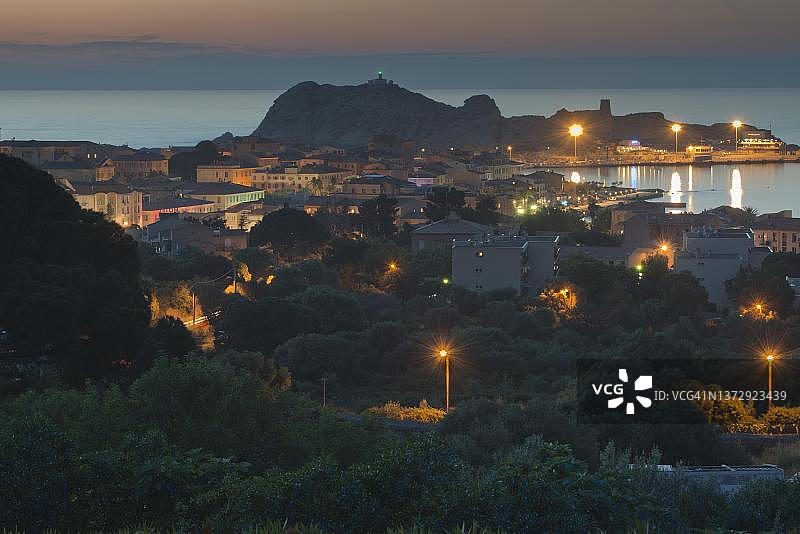 法国科西嘉岛日落时分的红色岛屿景色图片素材