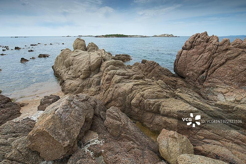 法国科西嘉岛托纳拉海滩上的岩石图片素材