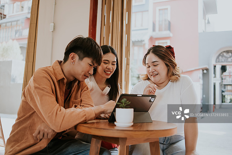 一群大学生集思广益，讨论他们的论文项目图片素材