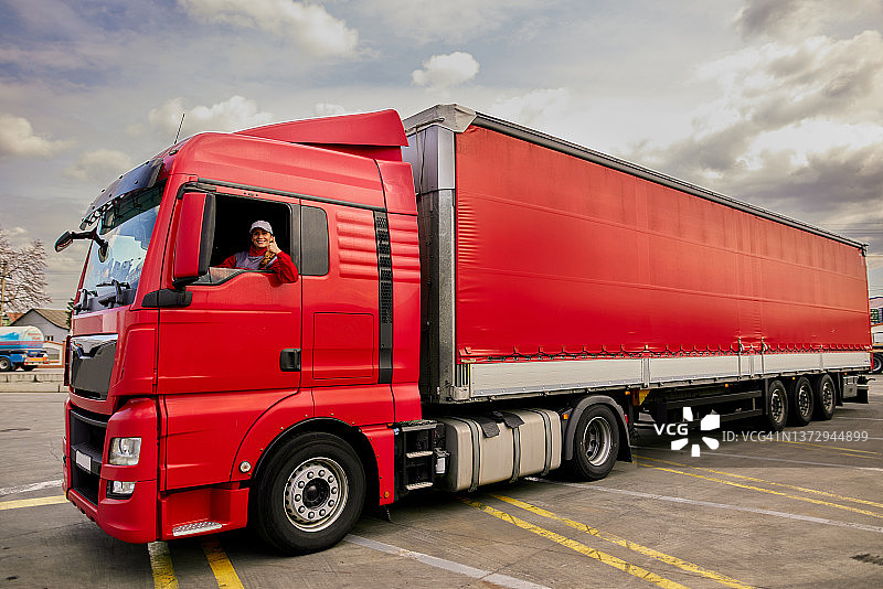 女卡车司机肖像：竖起大拇指微笑图片素材