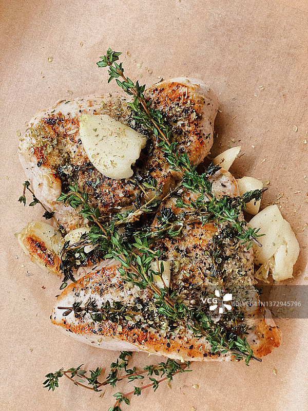 蒜香百里香烤火鸡胸肉图片素材