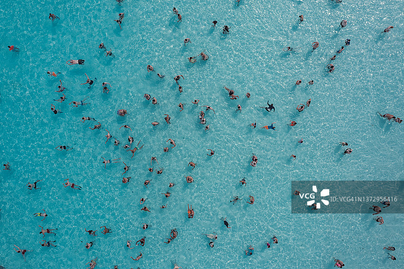 西班牙特内里费岛波浪池中漂浮的人群（航拍）图片素材