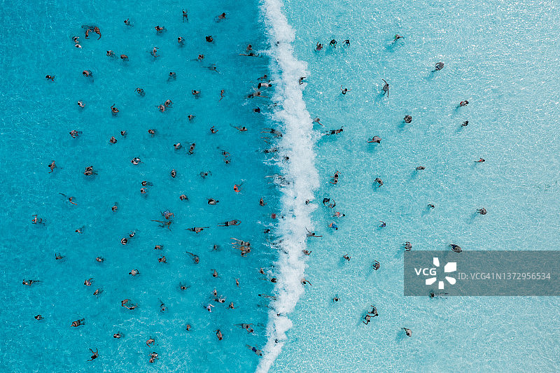 西班牙特内里费岛上，一大群人在造浪池中嬉戏的航拍图像图片素材