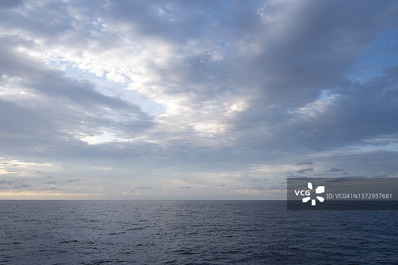 平静海面上蓝色天空中的美丽云彩图片素材