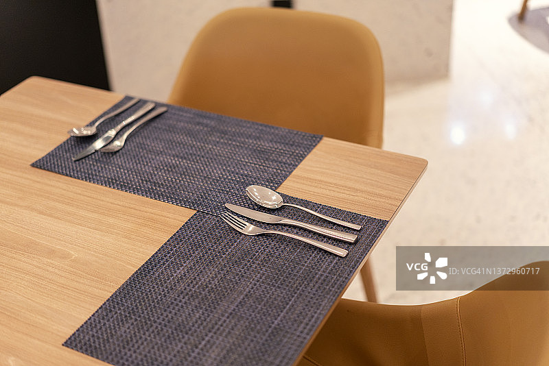 豪华餐厅内的餐桌图片素材