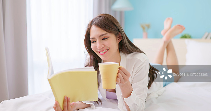 女人在家读书图片素材