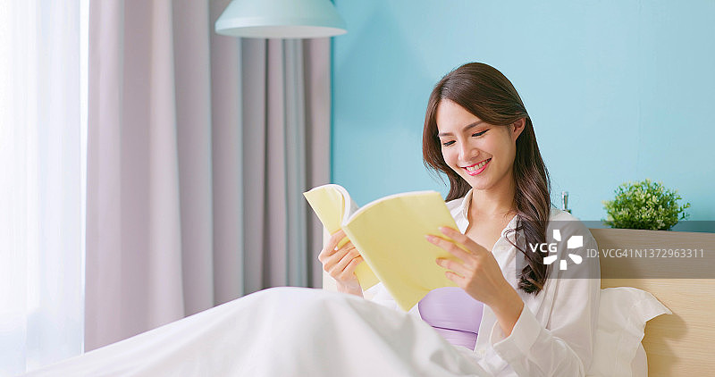 女人在家读书图片素材