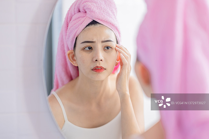 女人照镜子感到沮丧图片素材