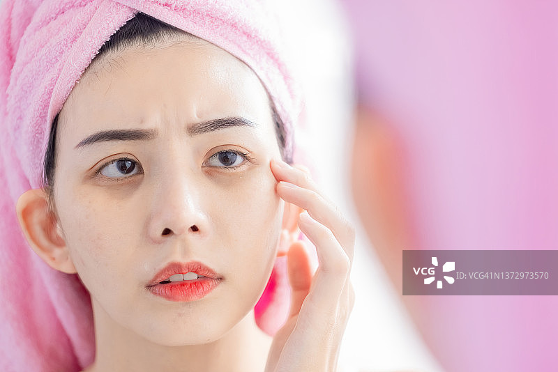 女人照镜子感到沮丧图片素材