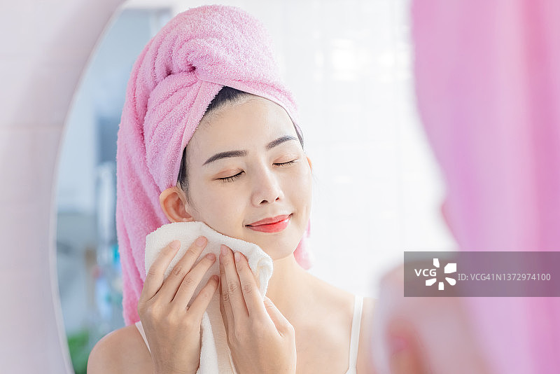 美女擦脸图片素材