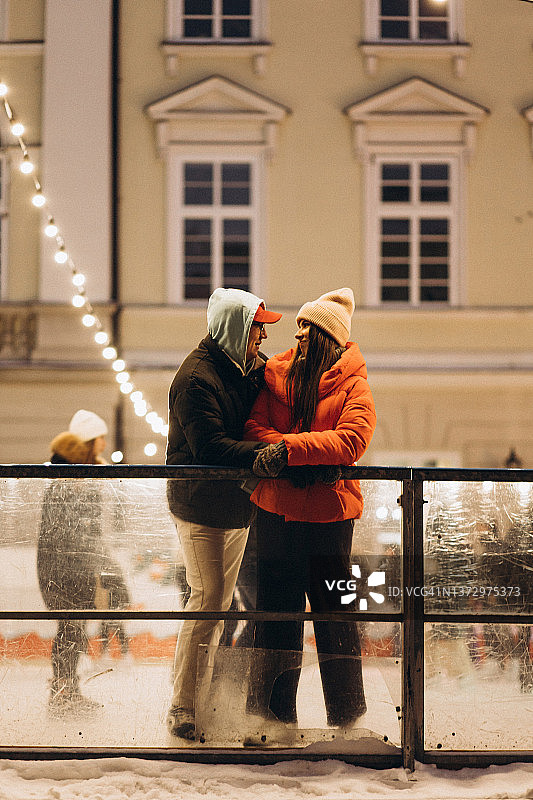 快乐的夫妇在溜冰场约会图片素材