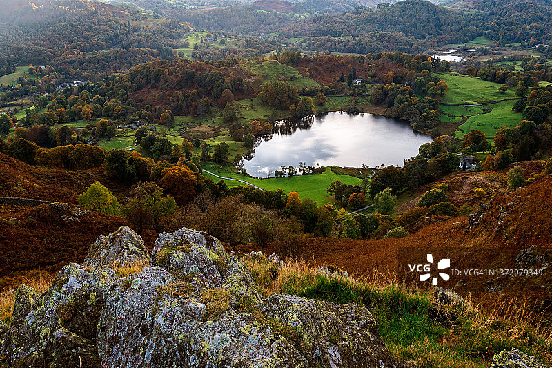 俯瞰英国坎布里亚郡湖区安布尔赛德的洛里格潭日出图片素材
