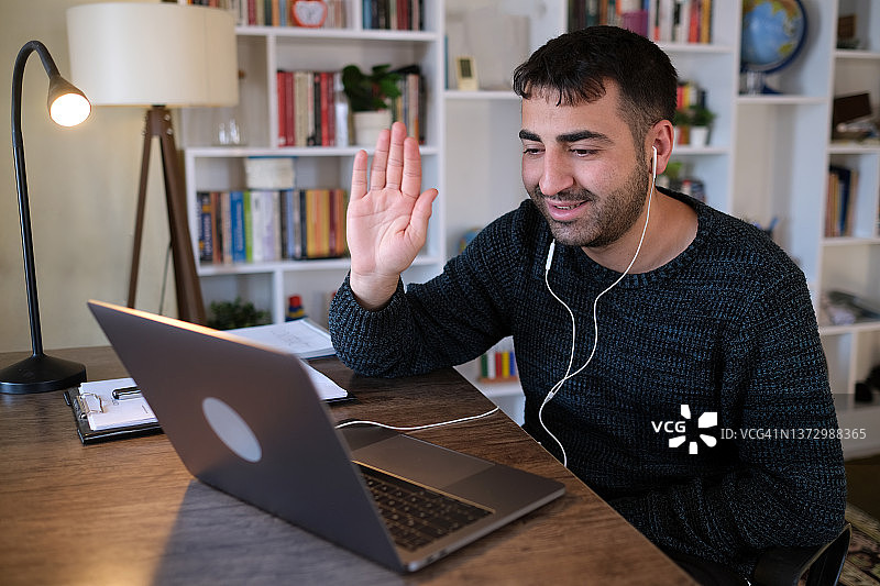 男人进行网络视频通话图片素材