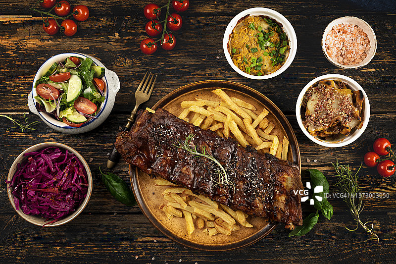 烤排骨和炸薯条图片素材